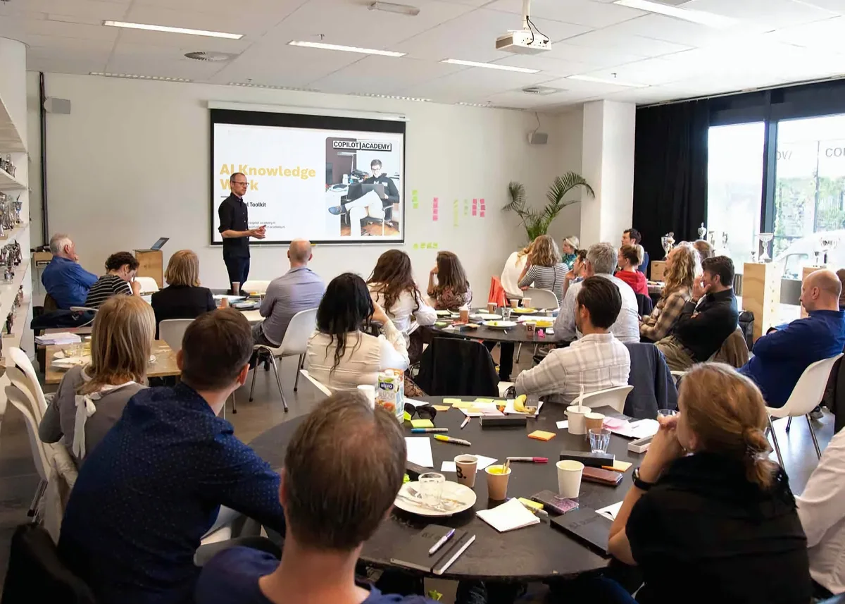 Robert Vos geeft een AI-training aan een groep professionals